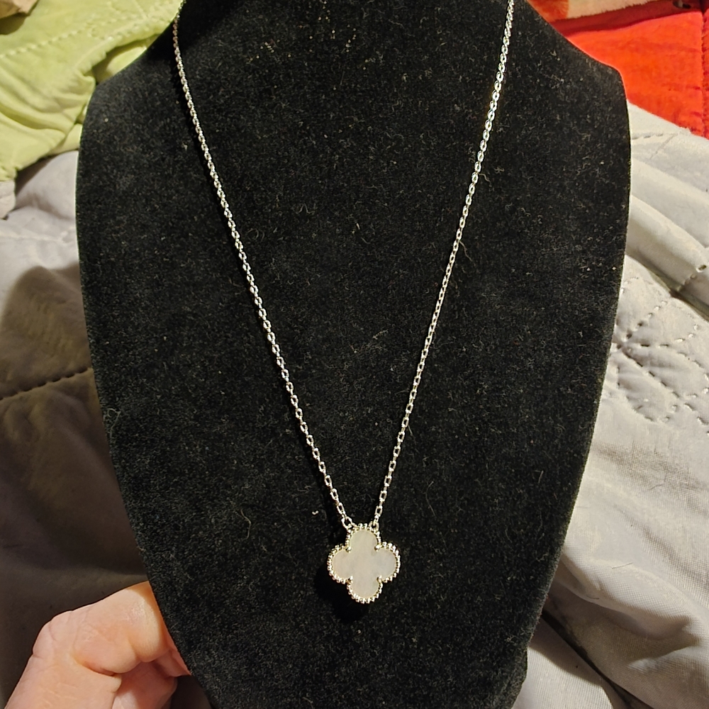 USED....Elegant Silver With A  White Shell Clover Necklace. - Picture 6 of 8